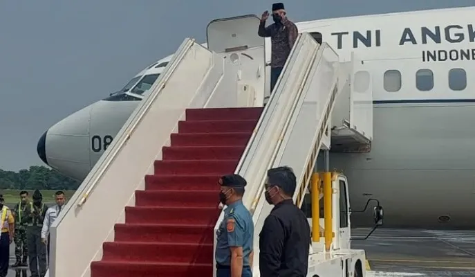 Wapres KH Ma'ruf Amin saat akan bertolak ke Pontianak dari Bandara Halim Perdanakusuma. (setwapres)