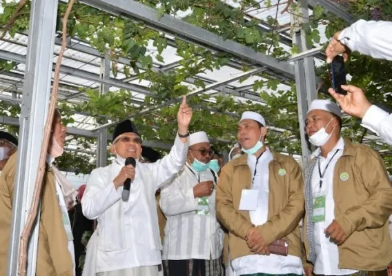 Wapres KH Ma'ruf Amin saat memandu Keluarga Ponpes Al-Jauharen Keliling Pesantren An-Nawawi Tanara. (Setwapres)