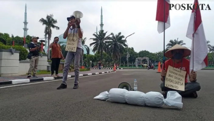 Dua Warga Kota Tangerang Bawa 'Pocong' ke Kantor Wali Kota.(iqbal)