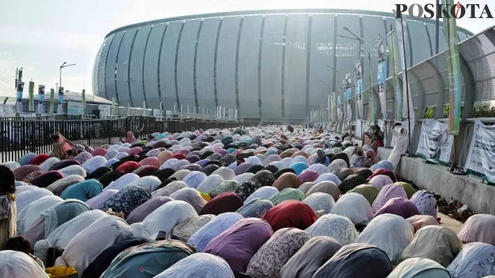 Shalat Ied di JIS. (foto: poskota/ahmad tri hawaari)