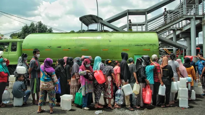 Warga Serbu Operasi Minyak di Pasar Kramat Jati