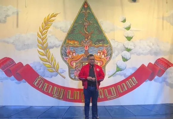 Sekjen DPP PDIP Hasto Kristiyanto saat membuka pagelaran seni Ketoprak bertema Pemulihan Kesenian Nasional Seniman Bangkit di Jakarta, Sabtu (6/10/2021) malam, dengan lakon Gajah Mada. Acara juga disiarkan secara Live Streaming. (Foto : istimewa)