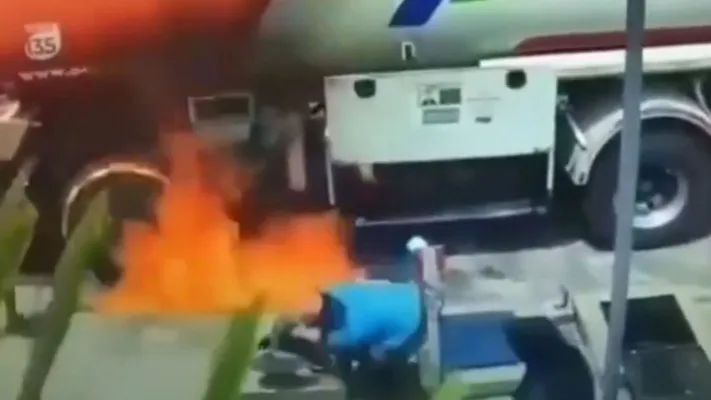 Tangkapan layar video petugas SPBU memadamkan api dari truk BBM yang terbakar. (instagram/@smart.gram)