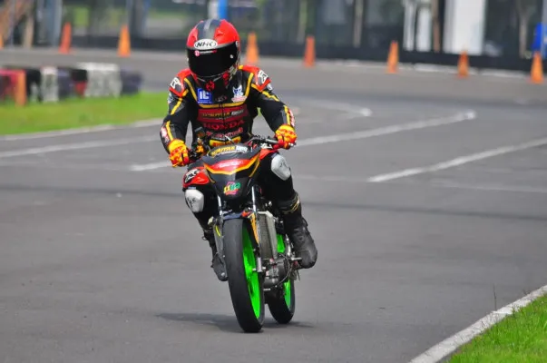 Pembalap H. Putra 969 Racing Team saat latihan di sirkuit Sentul Karting. (Foto/iksan)