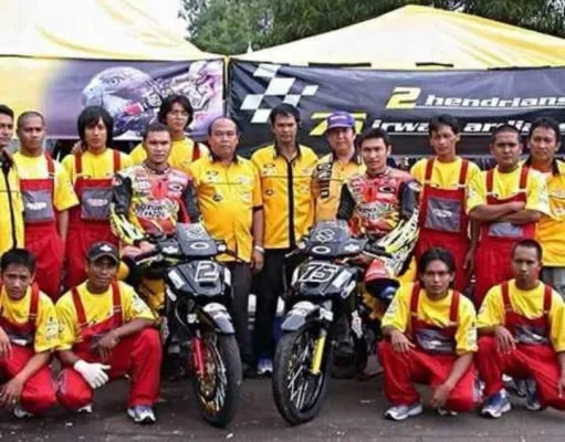 Foto kenangan almarhu saat di tim Suzuki Hendriansyah. (foto/istimewa)