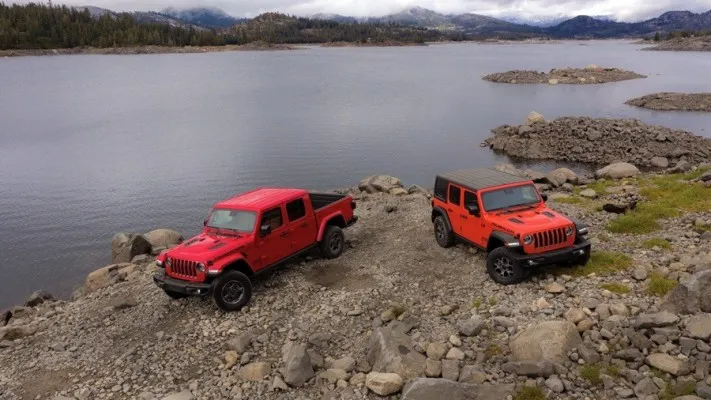 Suplay pertama Jeep Wrangler dan Jeep Gladiator model 2021 tiba di Indonesia. (foto/jeep)