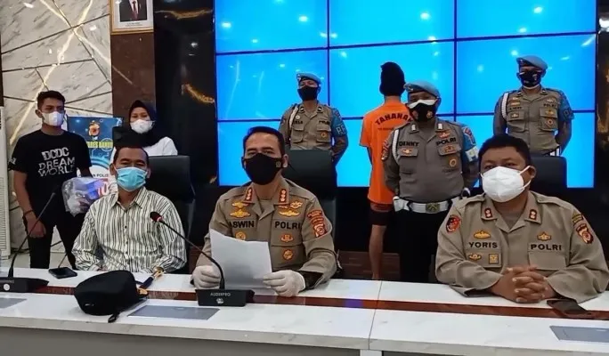 Kapolrestabes Bandung Kombes Aswin Sipayung Pimpin Konferensi Pers di Mapolrestabes Bandung, Selasa (7/9/2021). Satreskrim Polrestabes Bandung mengungkap kasus prostitusi online yang terjadi di sebuah apartemen di Kota Bandung. (ist)