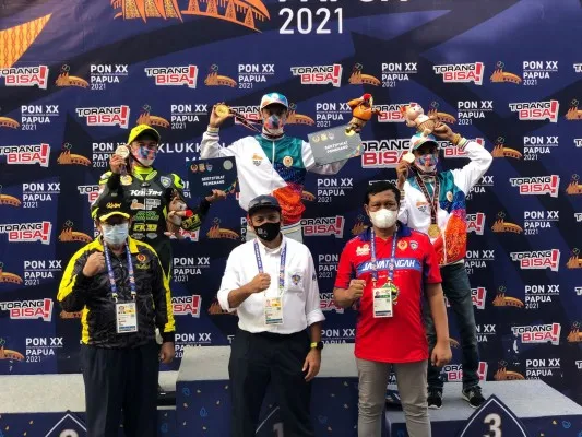 Ahwin Sanjaya berdiri di podium juara kelas modifikas perorangan cabor bermotor PON XX Papua (foto/syahrul dandy)