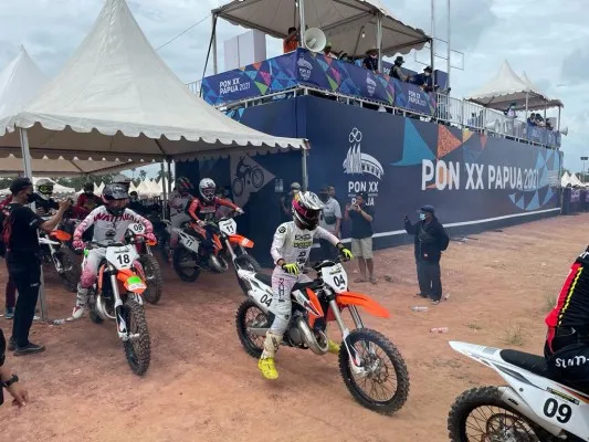 crosser tim Papua-A meraih 2 medali emas di cabor bermotor motocross beregu. (foto/eddy saputra)