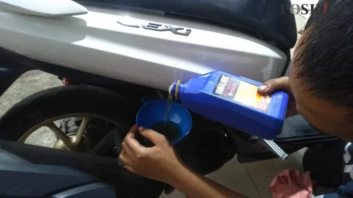 Ini akibatnya jika isi oli mesin motor berlebih. (foto: iksan)