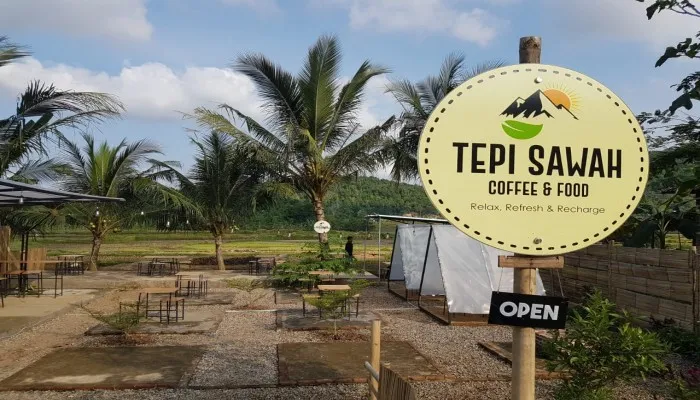 Tepi Sawah Coffee and Food, tempat asyik menyeruput kopi sambil menikmati keindahan alam. (foto: ist)