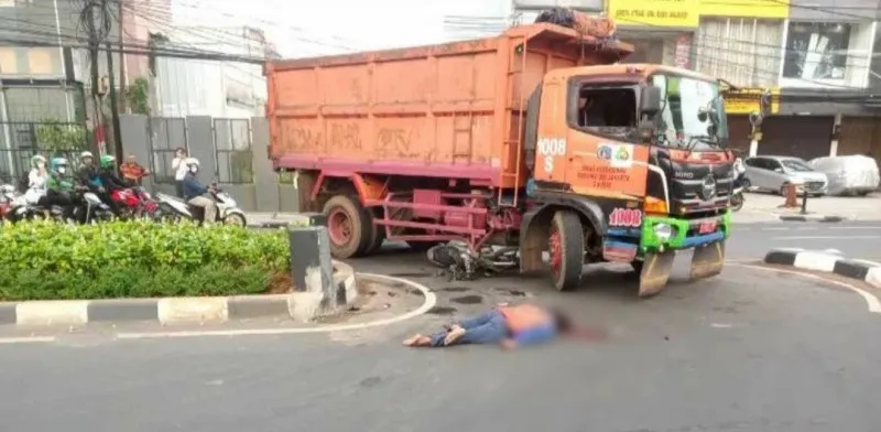 Kecelakaaan pemotor menabrak truk pengangkut sampah milik Dinas LH Pemprov DKI Jakarta. (foto: ist)