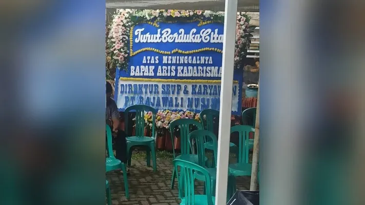 Karangan bunga ucapan belasungkawa dan suasana rumah duka Aris Kadarisman alias AK, petinggi BUMN yang menjadi korban tabrak lari di Jalan Pangeran Antasari, Cilandak, Jakarta Selatan. (foto: screenshot/Twitter/@AriefPokto)