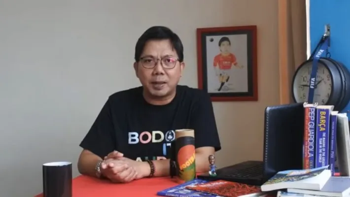 Pengamat Sepak Bola Indonesia, Bung Towel (foto: tangkapan layar/YouTube/@Gocek Bung Towel)