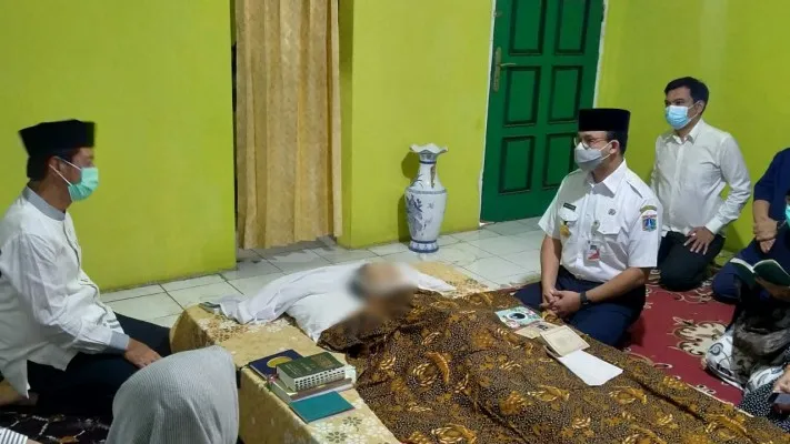 Gubernur DKI Jakarta, Anies Baswedan saat melayat ke rumah duka ibunda Ketua PMI DKI Jakarta Rustam Effendi di Jalan Krakatau 3 No. 16 Perumnas, Karawaci, Tangerang, Banten. (foto: ist)