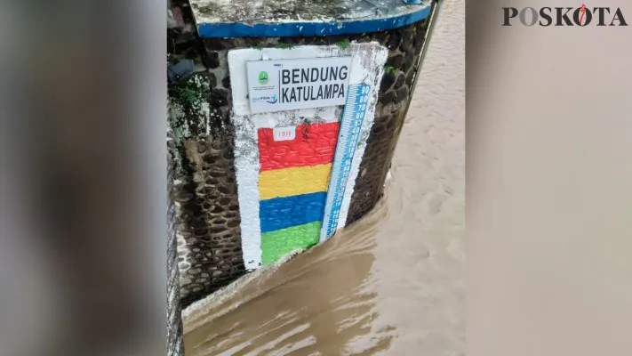 Kondisi air di Bendung Katulampa, Bogor, Selasa (7/12/2021). (foto: poskota/billy adhiyaksa)