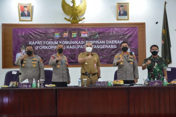 Bupati Bersama Kapolresta Tangerang dan Dandim 0510 secara langsung hadir menyaksikan vaksinasi anak tersebut yang digelar di Kantor Kecamatan Cisoka, Rabu (22/12/2021) [dok.Pemkab]