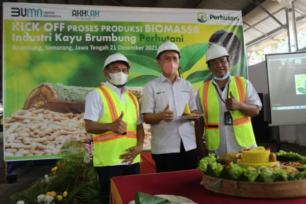 Kick off proses produksi biomassa, Industri Kayu Brumbung Perhutani, Semarang. (Ist)