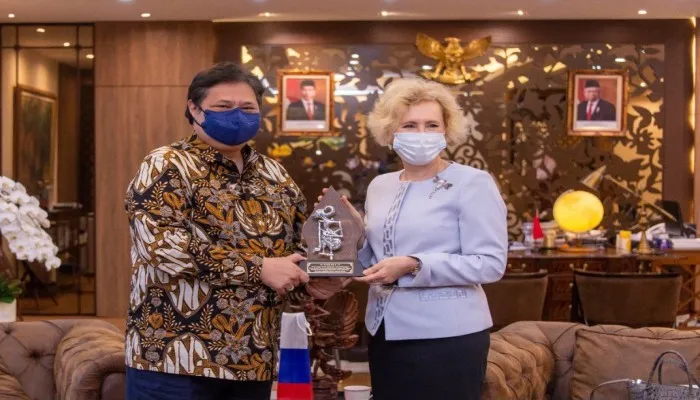 Menteri Koordinator Bidang Perekonomian Airlangga Hartarto bersama Duta Besar Federasi Rusia untuk Republik Indonesia Y.M. Ibu Lyudmila Georgievna Vorobieva, di Kantor Kemenko Perekonomian, Kamis (23/12/2021). (foto: ekon.go.id)