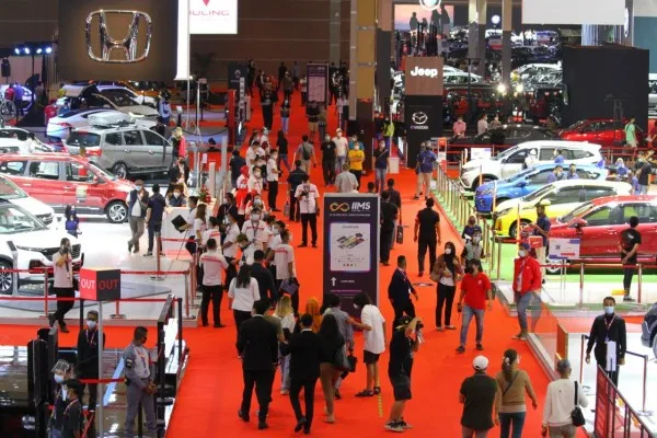 Foto: Suasana Pameran Mobil (Ist)