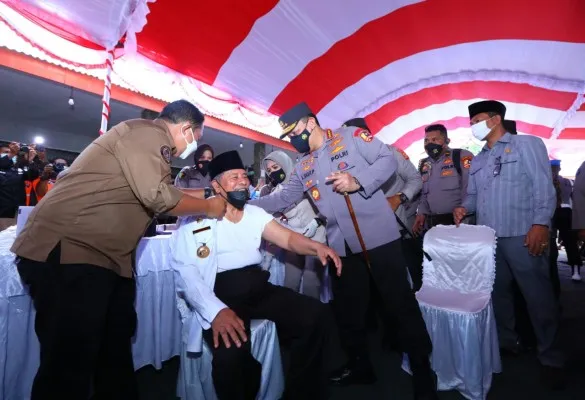 Kapolri Jenderal Listyo Sigit Prabowo meninjau akselerasi percepatan vaksinasi Covid-19 di Pantai Sulamadaha, Maluku. (Ist)