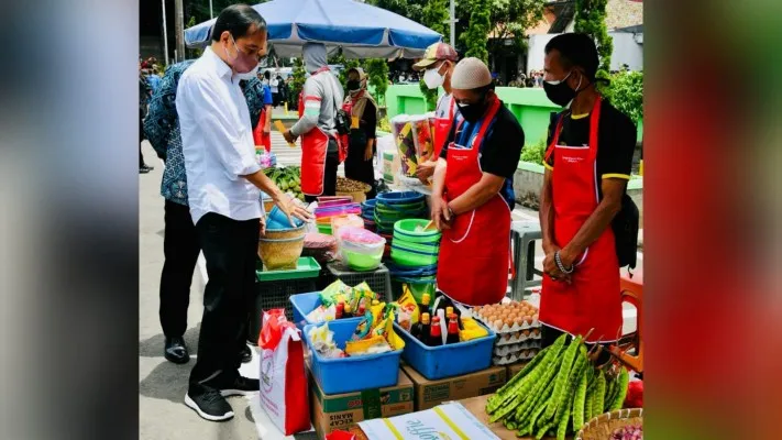 Presiden Joko Widodo atau Jokowi saat mengunjungi pedagang di Pasar Sederhana di Kota Bandung.  (foto: biro pers)