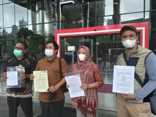 Direktur Sawit Watch, Andi Inda Fatinawre (berkerudung), Achmad Surambo (tengah) dan Harimuddin dari Integrity Law Firm sesaat setelah melaporkan dugaan tindak pidana korupsi di KPK. (Ist)