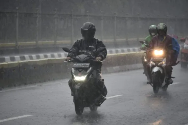 Sejumlah pemotor tetep berkendara sekalipun di tengah guyuran hujan. (Ist)