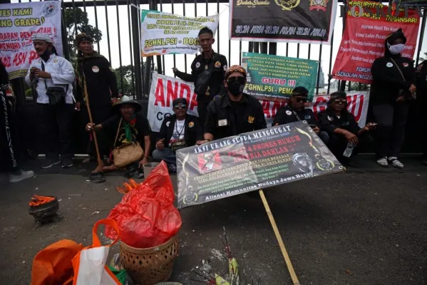 Massa dari masyarakat sunda unjuk debus di gedung DPR/ MPR RI, mendesak Arteria Dahlan dicopot. (foto: poskota/ rizal)