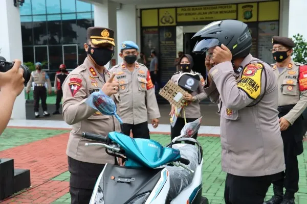 Polres Tangerang Selatan Berikan Satu Unit Sepeda Motor kepada anggotanya yang berprestasi, Rabu (9/2/2022) [dok.polisi/ist]