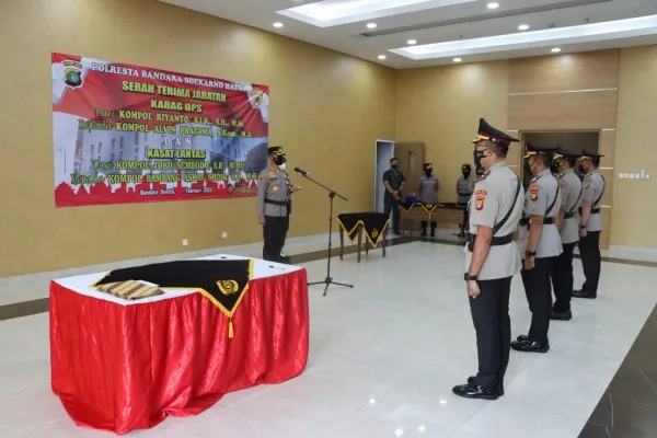 Anggota Polres Bandara Soetta saat melakukan sertijab, Rabu (23/2/2022). [ist]