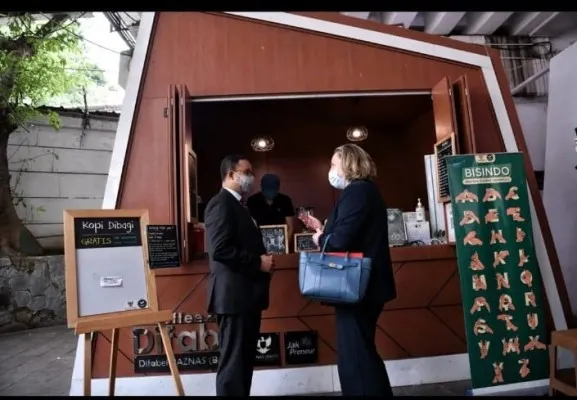 Gubernur Anies Baswedan bersama Mendag Inggris,  Rt Hon. Anne-Marrie Trevelyan, mencicip kopi difabis di dekat St.MRT. (Ist)