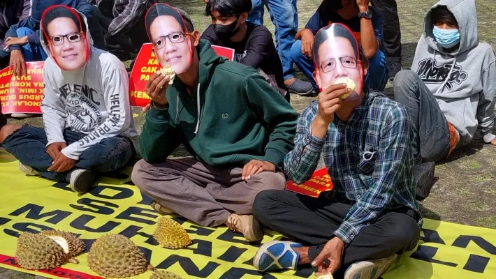 Massa KORNAS AKSI berdemonstrasi di depan Markas KPK dengan memakan durian sambil mengenakan topeng bergambar wajah Ketua Umum PKB Muhaimin Iskandar (Cak Imin), Kamis (24/2/2022). (foto: ist)