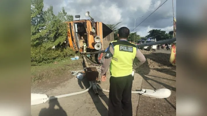 Personel Satlantas Polres Cilegon saat mengamankan lokasi truk muatan pasir rem blong. (foto: ist)