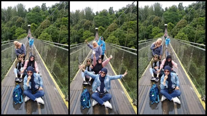 Pengunjung asyik berswafoto di Situ Gunung Suspension Bridge, Sukabumi, Jawa Barat. (foto: ist)