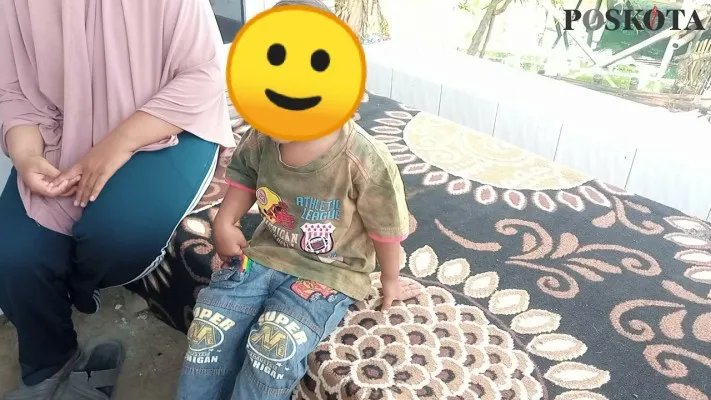 GI (3) bocah pemakan kertas, kardus dan sandal bersama ibunya, di Muaragembong, Kabupaten Bekasi, Jawa Barat. (foto: poskota/ihsan fahmi)