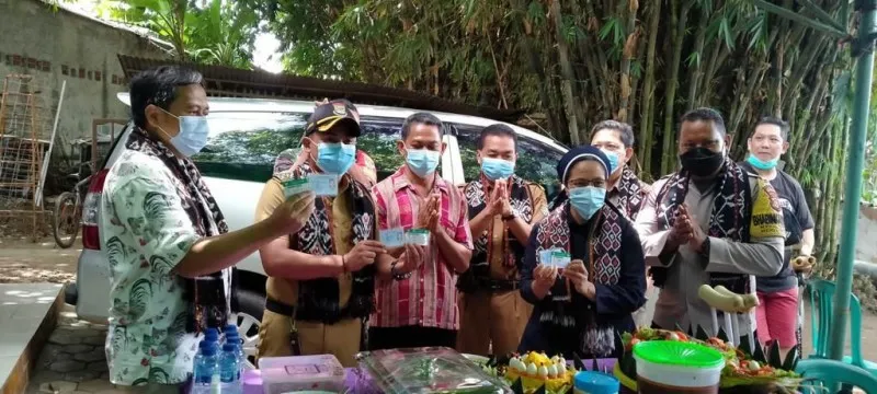 Aparat menunjukkan Kartu BPJS Kesehatan belasan ODGJ di Kelurahan Cisauk, Kabupaten Tangerang, Banten. (foto: ist)