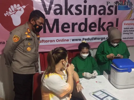 Foto : Polsek Penjaringan menggelar Vaksinasi Merdeka di Kawasan Wisata Batavia PIK, Jakarta Utara. (Poskota/CR-06)