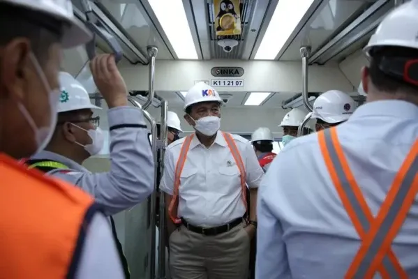 Foto : Menteri Koordinator Bidang Kemaritiman dan Investasi Luhut Binsar Pandjaitan bersama Menteri Perhubungan dan Wakil Menteri BUMN 2 melakukan uji coba LRT Jabodebek pada Jumat (1/4/2022). (Ist.)