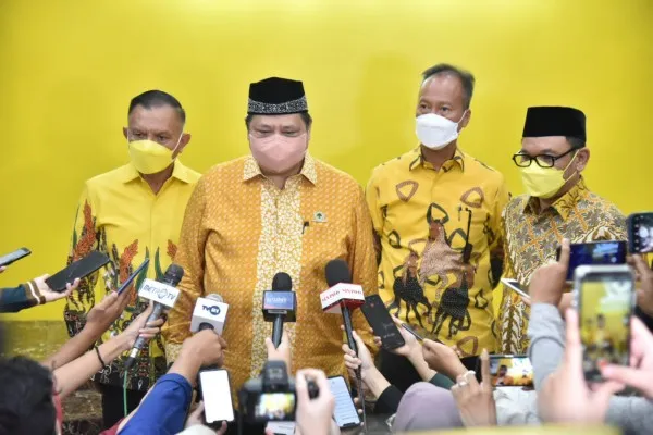 Ketum Golkar, Airlangga Hartanto memberikan keterangan kepada awak media. (Ist)