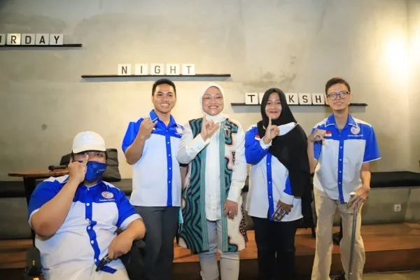 Menteri Ketenagakerjaan foto bersama pada acara Talent Talks Saturday Night Gathering di Semarang, Jawa Tengah. (Foto: Kementerian Ketenagakerjaan).