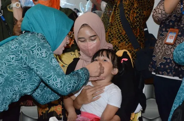 Foto : Ketua TP-PKK Kabupaten Bogor Halimatusadiyah Iwan melakukan polio terhadap anak-anak warga Kabupaten Bogor. (Ist.)