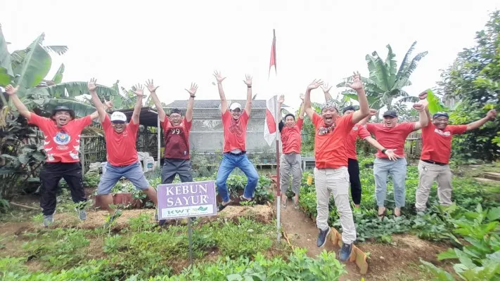 Foto : Beberapa petani dan pengurus Kampung Ramah lingkungan Mutiara Bogor Raya, Kota Bogor, Jawa Barat. (Ist.)