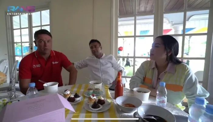 Raffi Ahmad hadirkan Michael Owen di ulang tahun Rafathar. (YouTube RANS Entertaiment)