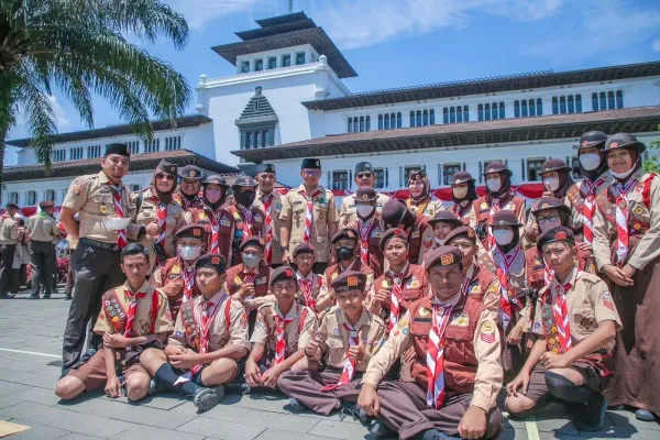 Foto : Gubernur Jawa Barat Ridwan Kamil meraih tanda penghargaan lencana Darma Bakti dari Kwartir Nasional (Kwarnas) Gerakan Pramuka Wali Kota Bogor Bima Arya. (Ist.)