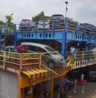 Mobil Tabrak Pembatas Parkiran Rumah Sakit Polri. (Instagram/@jktinfo)