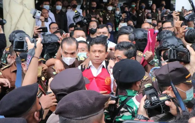 Foto : Ferdy Sambo mengenakan rompi merah resmi tahanan Kejagung. (Ist.)