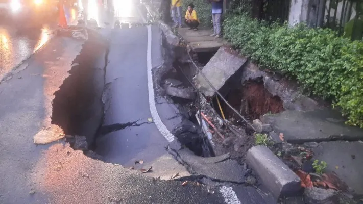 Foto : Jalan Ambles di Jl. RA Kartini, Jakarta Selatan, saat diguyur hujan. (Ist.)