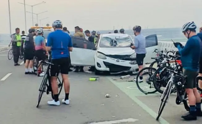 Foto : Kecelakaan lalu lintas mobil menabrak pesepeda di kawasan PIK 2, Kabupaten Tangerang, Banten. (Ist.)