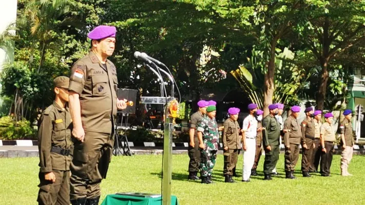 A Riza Patria menutup kegiatan pendidikan dasar militer Menwa Jayakarta 2022 di Lapangan Rindam Jaya, Jaktim. (Ist)